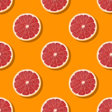Turuncu arka planda renksiz greyfurt dilimleri. Parlak turunçgiller. Yaratıcı meyve şekeri konsepti. - Evet. Yüksek kalite fotoğraf