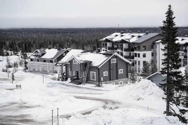 Kış Harikalar Diyarı 'ndaki Kar Köyü. Engin bir ormanla çevrili büyüleyici bir kış köyü, rahat ahşap evler ve taze karla huzurlu ve resimsel bir manzara yaratıyor..