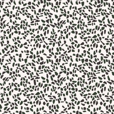 Grunge fırça darbeleri kusursuz desen oluşturur. Soyut doku. Basit noktalı, benekli duvar kağıdı. El çizimi grunge illüstrasyonu. Kaotik mozaik koyu mavi, gri, turuncu parçalar bej arka planda