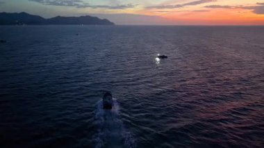 Denizdeki balıkçıların sabah yaşam tarzı. Kraliyet ailesi yüksek kalitede en iyi tropikal gün doğumu stoğu altın ışık, geleneksel kültür, manzaralı seyahat yeri. Vietnam 'da yaşam tarzı ve deniz manzarası