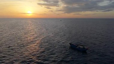 Denizdeki balıkçıların sabah yaşam tarzı. Kraliyet ailesi yüksek kalitede en iyi tropikal gün doğumu stoğu altın ışık, geleneksel kültür, manzaralı seyahat yeri. Vietnam 'da yaşam tarzı ve deniz manzarası