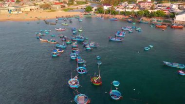 Ninh Thuan, Vietnam 'daki balıkçı köyünün havadan görünüşü, kıyıda renkli tekneler. Kraliyet mensubu yüksek kaliteli en iyi geleneksel geçim kaynağı, kıyı kültürü, manzara manzarası, tropikal varış yeri 