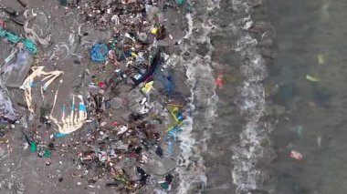 Vietnam 'da kumsalda kirlilik. Kraliyet mensubu yüksek kalitede en iyi gabage, plastik, kirli plaj yapmak için denizden atıklar. Okyanus ortamını kirleten atıklar. 