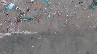 Vietnam 'da kumsalda kirlilik. Kraliyet mensubu yüksek kalitede en iyi gabage, plastik, kirli plaj yapmak için denizden atıklar. Okyanus ortamını kirleten atıklar. 