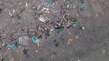 Vietnam 'da kumsalda kirlilik. Kraliyet mensubu yüksek kalitede en iyi gabage, plastik, kirli plaj yapmak için denizden atıklar. Okyanus ortamını kirleten atıklar. 