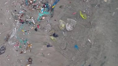 Vietnam 'da kumsalda kirlilik. Kraliyet mensubu yüksek kalitede en iyi gabage, plastik, kirli plaj yapmak için denizden atıklar. Okyanus ortamını kirleten atıklar. 