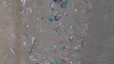 Vietnam 'da kumsalda kirlilik. Kraliyet mensubu yüksek kalitede en iyi gabage, plastik, kirli plaj yapmak için denizden atıklar. Okyanus ortamını kirleten atıklar. 