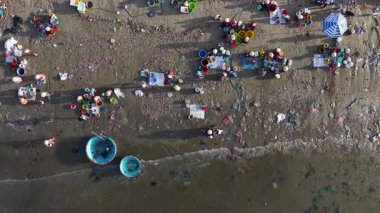 Ninh Thuan, Vietnam 'da küçük bir kıyı balık pazarının havadan görünüşü. Yerel halk, kumlu, otantik kültür yaşam tarzı ve kırsal kesimde gündoğumunda taze deniz ürünleri ticareti yapıyor.