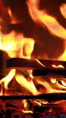 Şöminede ateş yanıyor. Kraliyet mensubu yüksek kalitede, odun sobasında yanan odunların en iyi yakın çekim görüntüsü, turuncu alevlerle parlayan ateş, kamp ateşini kapatın.
