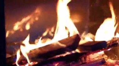 Şöminede ateş yanıyor. Kraliyet mensubu yüksek kalitede, odun sobasında yanan odunların en iyi yakın çekim görüntüsü, turuncu alevlerle parlayan ateş, kamp ateşini kapatın.