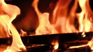 Şöminede ateş yanıyor. Kraliyet mensubu yüksek kalitede, odun sobasında yanan odunların en iyi yakın çekim görüntüsü, turuncu alevlerle parlayan ateş, kamp ateşini kapatın.