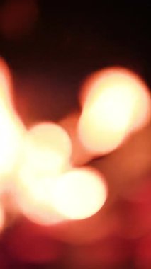 Şöminede odaklanmış ateş yanıkları var. Tahta sobada yanan odunların en iyi yakın çekim malzemesi kraliyet malı. Şenlik ateşi alevlerle parlıyor. Bulanık görüntüler