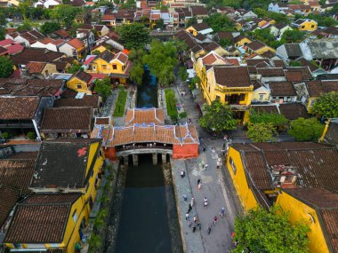 Chua Cau 'nun ya da eski Hoi An şehrindeki Japon Köprüsü ve Nehri' nin havadan görünüşü. Hoian antik kentinde Vietnam mirası ve kültürü