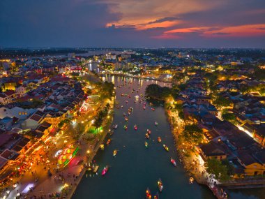 Hoi 'nin havadan görünüşü. Eski bir kasaba ya da Hoian antik kasabası. Hoai Nehri ve tekne turu gece trafiğinin tepesinde yüksek kalitede bedava hisse senedi. En popüler turistik yerlerden biri.