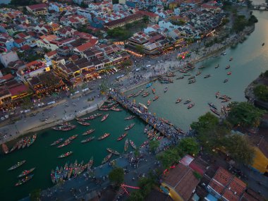 Hoi 'nin havadan görünüşü. Eski bir kasaba ya da Hoian antik kasabası. Hoai Nehri ve tekne turu gece trafiğinin tepesinde yüksek kalitede bedava hisse senedi. En popüler turistik yerlerden biri.