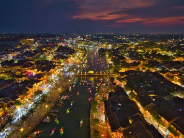 Hoi 'nin havadan görünüşü. Eski bir kasaba ya da Hoian antik kasabası. Hoai Nehri ve tekne turu gece trafiğinin tepesinde yüksek kalitede bedava hisse senedi. En popüler turistik yerlerden biri.