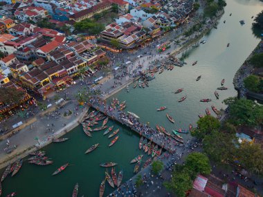 Hoi 'nin havadan görünüşü. Eski bir kasaba ya da Hoian antik kasabası. Hoai Nehri ve tekne turu gece trafiğinin tepesinde yüksek kalitede bedava hisse senedi. En popüler turistik yerlerden biri.