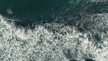 Hava manzarası, kumsaldaki eski paslı lojistik gemisinin üst görüntüsü. Kraliyet ailesi yüksek kalitede, yıpranmış ve paslanmış bir kargo gemisinin en iyi stoğu kumlu bir sahilde yatıyor.