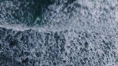 Hava manzarası, kumsaldaki eski paslı lojistik gemisinin üst görüntüsü. Kraliyet ailesi yüksek kalitede, yıpranmış ve paslanmış bir kargo gemisinin en iyi stoğu kumlu bir sahilde yatıyor.