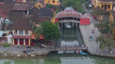 Chua Cau 'nun ya da eski Hoi An şehrindeki Japon Köprüsü ve Nehri' nin havadan görünüşü. Hoian antik kentinde Vietnam mirası ve kültürü