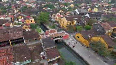 Zaman aşımı, Aerial View Chua Cau 'nun zaman aşımı ya da eski Hoi An şehrindeki Japon Kapalı Eski Köprü ve Nehri, Vietnam. Hoian antik kentinde Vietnam mirası ve kültürü