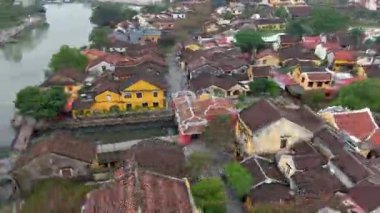 Zaman aşımı, Aerial View Chua Cau 'nun zaman aşımı ya da eski Hoi An şehrindeki Japon Kapalı Eski Köprü ve Nehri, Vietnam. Hoian antik kentinde Vietnam mirası ve kültürü