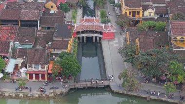 Hoi An, Vietnam 'daki Japon Kapalı Köprüsü' nün hava görüntüsü. Antik mimariyi, kiremitli çatıları ve huzurlu sokakları yakalıyor. Seyahat, turizm, kültür ve miras içeriği için ideal