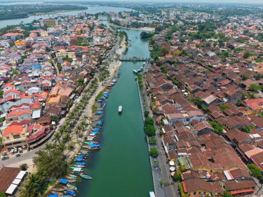 Hoi An şehrinin insansız hava aracı görüntüsü, Quang Nam bölgesi, Vietnam. Eski kentin panoramik görüntüleri, UNESCO dünya mirası. En çok seyahat eden turistik merkezlerden biri. 