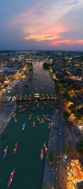 Hoi 'nin havadan görünüşü Eski bir kasaba ya da günbatımında Hoian antik kasabası. Kraliyet ailesi, Hoai nehrinin ve gece tekne trafiğinin en üst görüntülerinde bedava hisse senedi bulundurur. En popüler turistik merkezlerden biri.