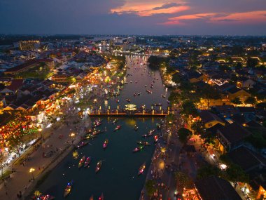 Hoi 'nin havadan görünüşü Eski bir kasaba ya da günbatımında Hoian antik kasabası. Kraliyet ailesi, Hoai nehrinin ve gece tekne trafiğinin en üst görüntülerinde bedava hisse senedi bulundurur. En popüler turistik merkezlerden biri.