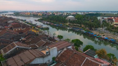 Hoi An şehrinin insansız hava aracı görüntüsü, Quang Nam bölgesi, Vietnam. Eski kentin panoramik görüntüleri, UNESCO dünya mirası. En çok seyahat eden turistik merkezlerden biri. 