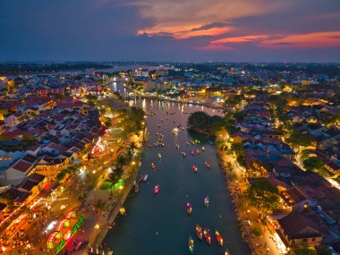İnsansız hava aracı görüntüleri Hoi An Fener Festivali 'ni gece, nehir boyunca yüzen fenerler, botlar ve turistlerle yakalıyor. Kültür, seyahat ve festival içeriği için ideal