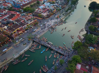 İHA görüntüleri Hoi An Fener Festivali 'ni gece, nehir boyunca yüzen fenerler, botlar ve turistlerle yakalıyor. Kültür, seyahat ve festival içeriği için ideal