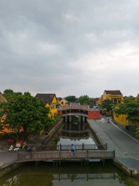 Chua Cau 'nun ya da eski Hoi An şehrindeki Japon Köprüsü ve Nehri' nin havadan görünüşü. Hoian antik kentinde Vietnam mirası ve kültürü