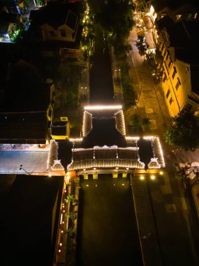 Chua Cau 'nun ya da eski Hoi An şehrindeki Japon Köprüsü ve Nehri' nin havadan görünüşü. Geceleri Hoian 'da Vietnam mirası ve kültürü