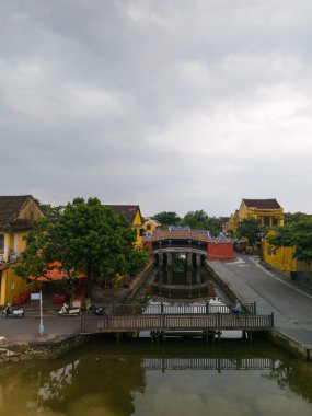 Chua Cau 'nun ya da eski Hoi An şehrindeki Japon Köprüsü ve Nehri' nin havadan görünüşü. Hoian antik kentinde Vietnam mirası ve kültürü