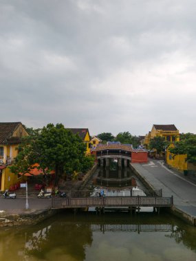 Chua Cau 'nun ya da eski Hoi An şehrindeki Japon Köprüsü ve Nehri' nin havadan görünüşü. Hoian antik kentinde Vietnam mirası ve kültürü