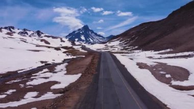 Pehuenche uluslararası sınır kapısında karlı dağlar, Şili, Arjantin sınırı. Yüksek kalite 4k görüntü