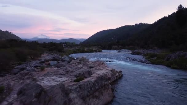 チリのリナレスを流れる阿倍江の上を進む 高品質4K映像 — ストック動画