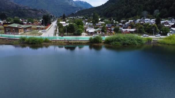 Movimento Ascendente Acima Lago Revelando Cidade Futaleufu Chile Imagens Alta — Vídeo de Stock
