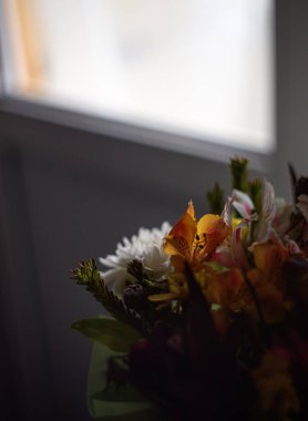 Farklı çiçeklerden oluşan güzel bir buket. Koyu bir arka planda yakın plan..