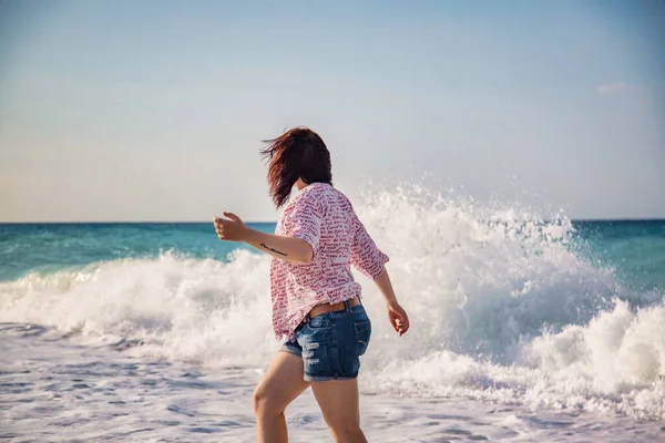 Jonge Vrouw Het Strand Vlucht Voor Golven — Stockfoto