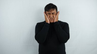 Elleri ağrıyan Asyalı bir adam, beyaz arka planda izole edilmiş..