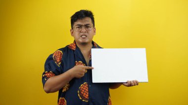 Genç ve yakışıklı bir adam boş pankart tutuyor..