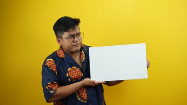 Beyaz tahta tutan Asyalı erkek.
