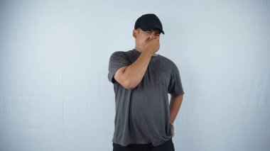 Baş ağrısı olan Asyalı bir erkek. Baş ağrısı olan bir adamın portresi