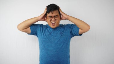 Gözlüklü Asyalı adam