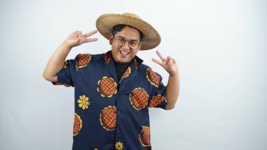 Asyalı genç adam yaz şapkası takıyor..