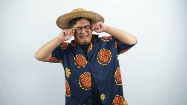 Şapka takan, güneş gözlüğü takan ve gülümseyen genç bir adamın portresi. Beyaz arka planda izole edilmiş. yüksek kaliteli fotoğraf