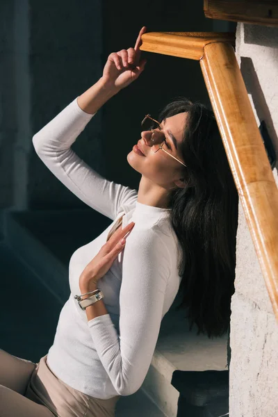 유쾌하게 아름다운 여자가 사진은 햇볕을 즐기는 선글라스를 — 스톡 사진